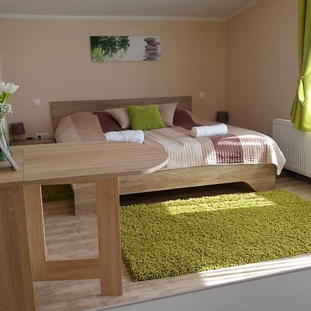 Bundics Vendeghazak Bed and Breakfast Lenti Exteriör bild