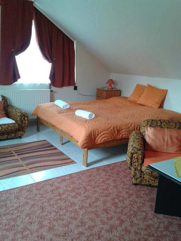 Bundics Vendeghazak Bed and Breakfast Lenti Exteriör bild